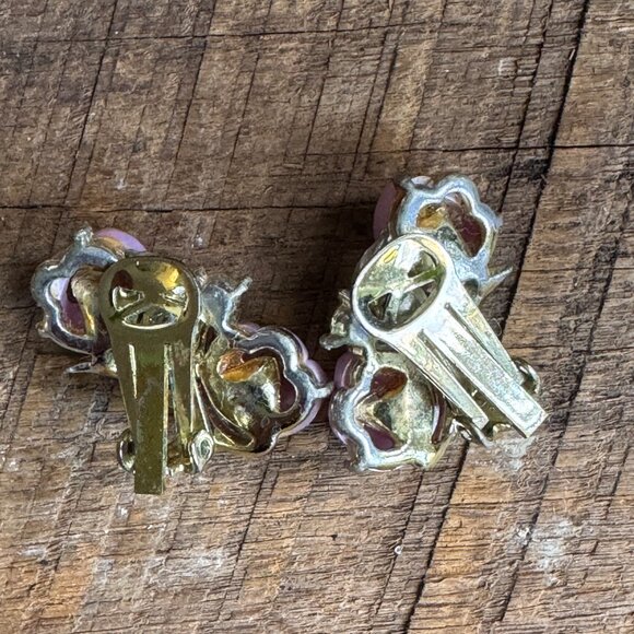 Vintage Molded Resin &‎ Enamel Flower Clip on Earrings - Picture 2 of 5